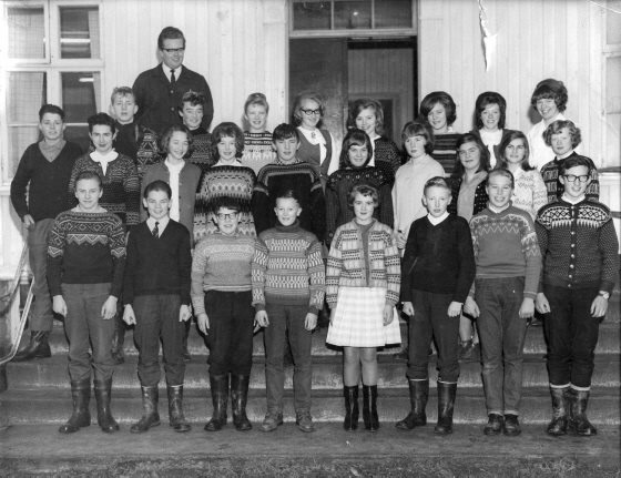 Framhaldsskolebildet som er fra 1965
Jeg er nr 4 fra venstre i 2.rekke :-)