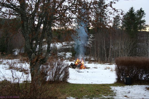 Siste dager på Elveng
Her går gamle senger, gjerdestolper,
planker og stoler på bålet
Foto: G.E. Martinsen 11.11.2012