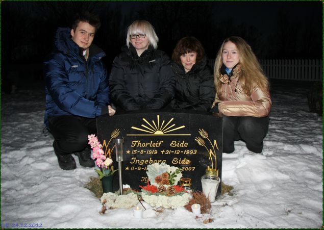 Her er vi på grava til mor og far julaften ettermiddag :-)
Foto: Lise Engen