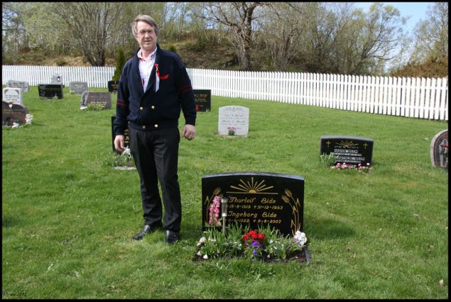 Kay poserer ved siden av sine svigerforeldres grav
17. mai 2013
