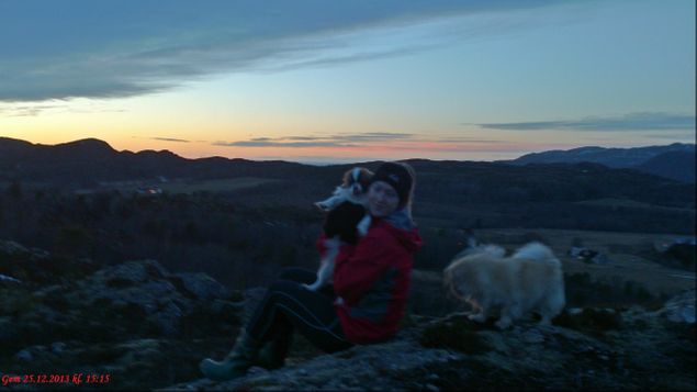Ingeborg og jeg tok med oss hundan opp til Grønvollsaksla i dag!
Herlig himmel og en herlig dag! Rolig og avslappet familiedag i dag :-) Koselig!