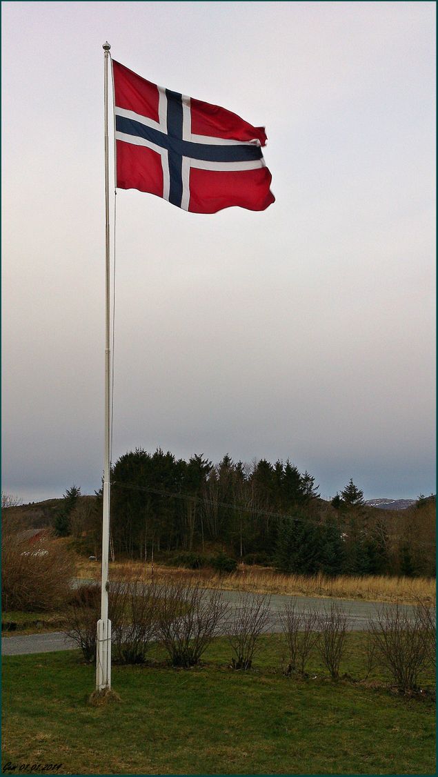 1.1.2014
Gutten med flagget
Det var kjøpmann Frederik Meltzers sønn som tegnet det norske flagget. Faren var politisk aktiv og representerte Selvstendighetspartiet for Bergen, og satt i riksforsamlingen. 

I 1821 ba han Odelstinget om å vedta sønnens forslag til norsk flagg. Fra 13. juni det året var flagget i første omgang godkjent som norsk handelsflagg. Og etter at den såkalte Flaggstriden ble avsluttet i 1898 har det samme flagget vaiet over nasjonen.
