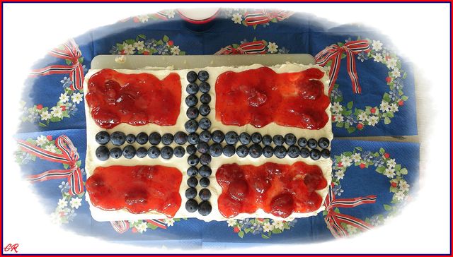 17. mai 2014:
Jubileumskaka vår består av 4 lag sukkerbrød, bringebær, fruktcoctail og fløtekrem. Pyntet med krem, jordbær og blåbær. Mmm!