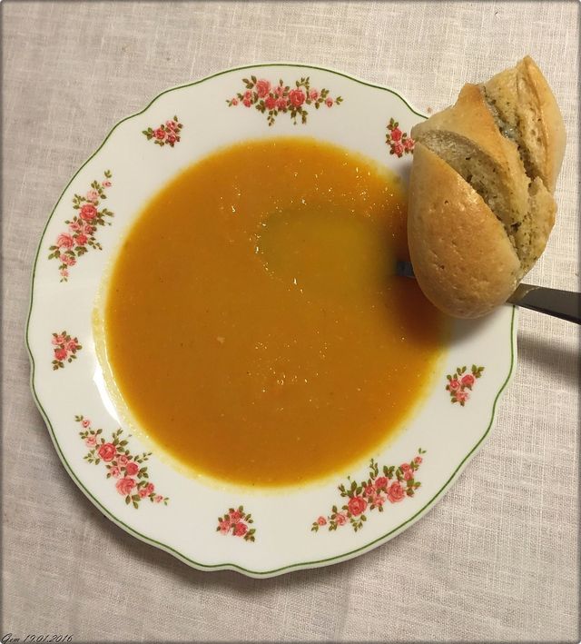 19. januar 2016: Ingeborg lagdde denne deilige suppen i dag. Oppskriften til gulrotsuppe til 2-3 porsjoner:
6 vanlig str. gulrøtter
4 sjalott-løk
2 fed hvitløk
1/2-1 chili (rød eller grønn)
1 cm revet ingefær
presset saft av lime
1,5 buljongtering eller etter ønske
8 dl. vann.
Fres opphakkede gulrøtter og resten sammen med 2 ss smør eller tilsv. olje. i en kjele.Ha i vannet når løken er gylden. Alt kokes i ca 12-15 min. eller til gulrøttene er møre. Bland alt sammen med stavmixer til en en fin 