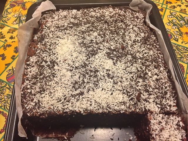 11. april 2017: Enkel sjokoladekake ble en suksess.
Man tager 300 g smør og smelter det. Har oppi 3,5 dl.vann, 6 ss. kakaopulver, 3 stk egg, 1 beger lettrømme, 2 ts. natron, 7 dl. sukker, 1 ts. salt. 7,5 dl. hvetemel has i til slutt. Kle en liten langpanne ca 25x35 cm. med bakepapir og hell røren over i den. Stek kaken på 180 gr. C. i 45-50 minutter. Sjekk med en trepinne om kaken er ferdig. Om det ikke er noe på den, er kaken ferdig.
Glasur:
100 g. smør, 5 dl. melis, 2 ss. kakaopulver, 3-4 ss. sterk kaffe.
Denne kaken falt i smak og anbefales derfor!