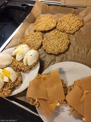 8 stk. havrekaker med egg og brunost. 
Ingeborgs oppskrift bakt 24.10.2017