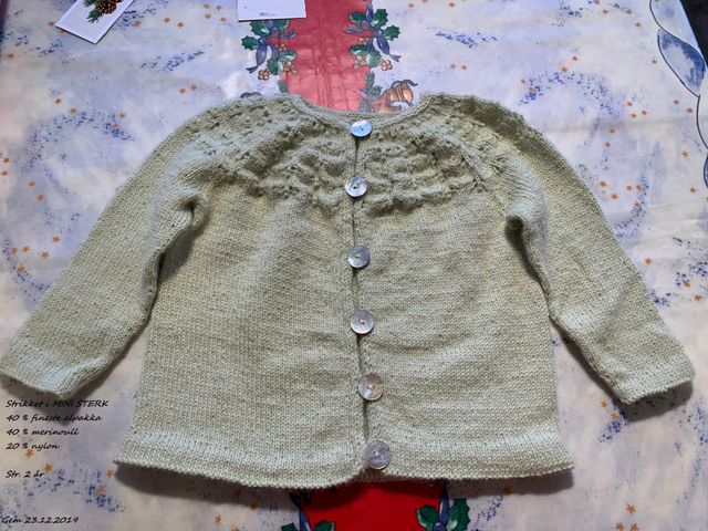 23.12.2019: Denne søte jakken i str. 2 år fikk Eline i julegave. Den er strikket i Mini Sterk