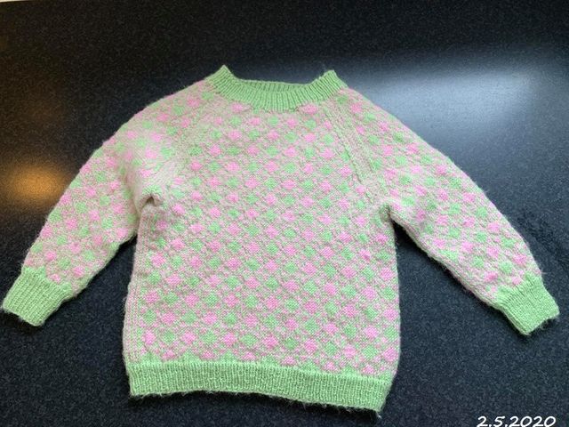 2.5.2020. Liten rosa/grønn genser til lille Eline str. 2 år. Strikket i 'Baby Superwash'