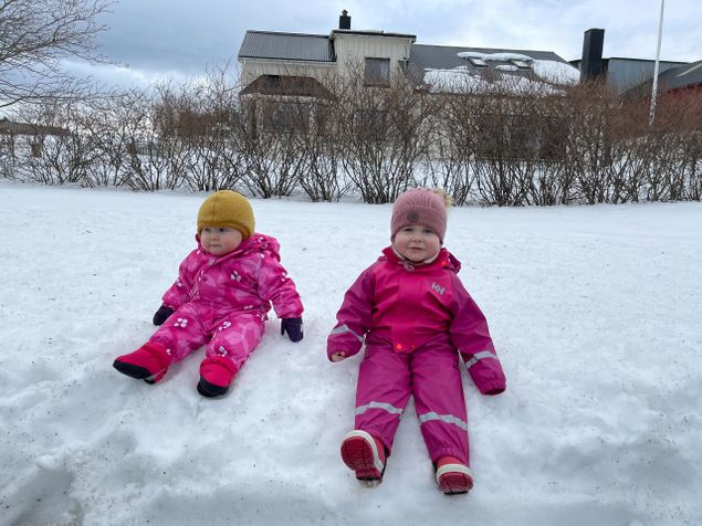 To herlige barnebarn Eline og Helene trygt plantet i snøen. Deilig vintervær.