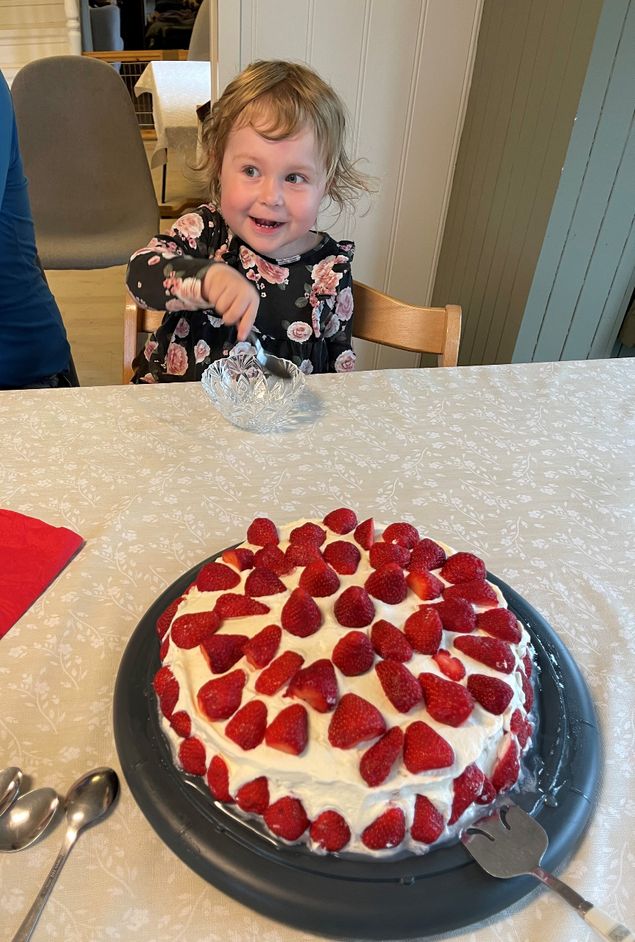Lille Eline gleder seg til å smake på kaka som vi bakte til ære for Annette som fylte år den 8. juni