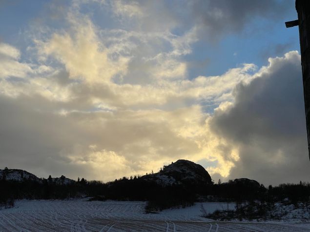 Den 19. januar kommer solen tilbake igjen bak Rundklompen. IMen i dag den 20. dekker skyene over 