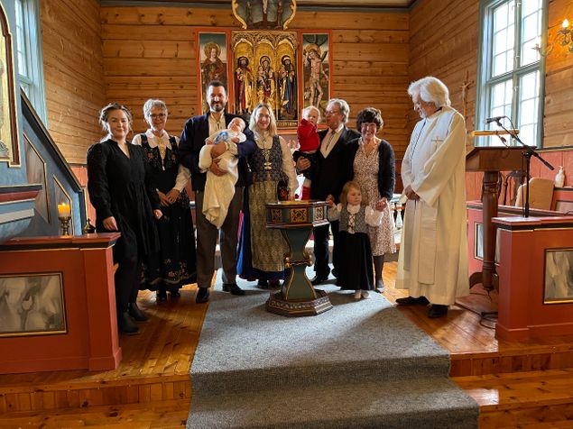 Vakre Bjugn kirke ble rammen for lille Kasper sin dåp 8.mai 2022. Her er familien og faddere foreviget sammen med presten